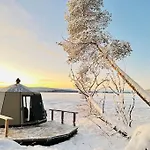 Huoneisto Northern Lights Glass Igloo Getaway For Couples *