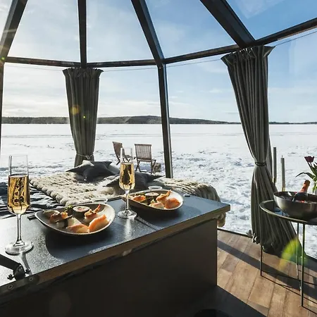 Northern Lights Glass Igloo Getaway For Couples Huoneisto